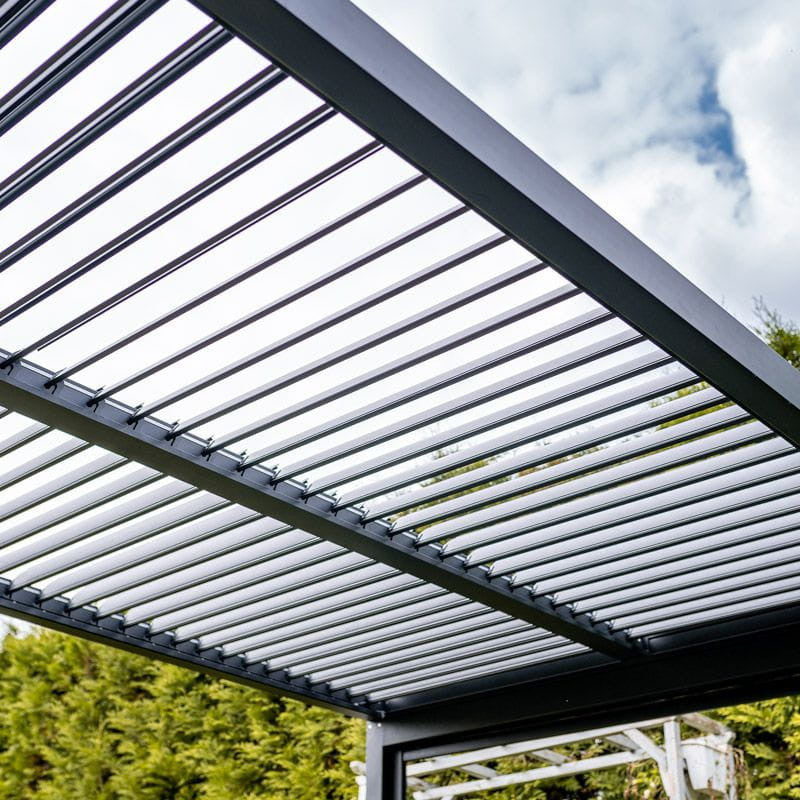 Kerti pavilon nyitott tetőlamellái és középső gerendája alulnézetből - Homelux, 5905610251185
